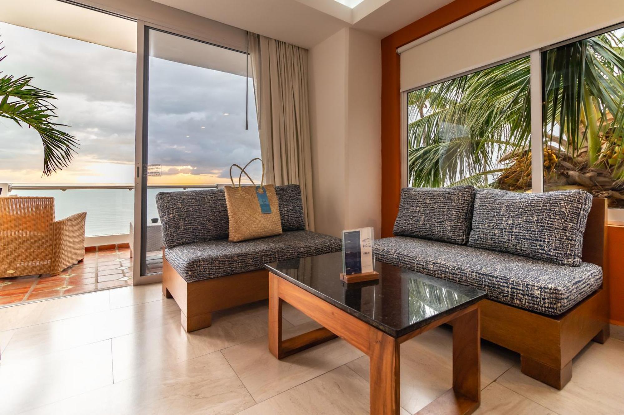 The Paramar Beachfront Boutique Hotel With Breakfast Included - Downtown Malecon Пуэрто-Вальярта Экстерьер фото