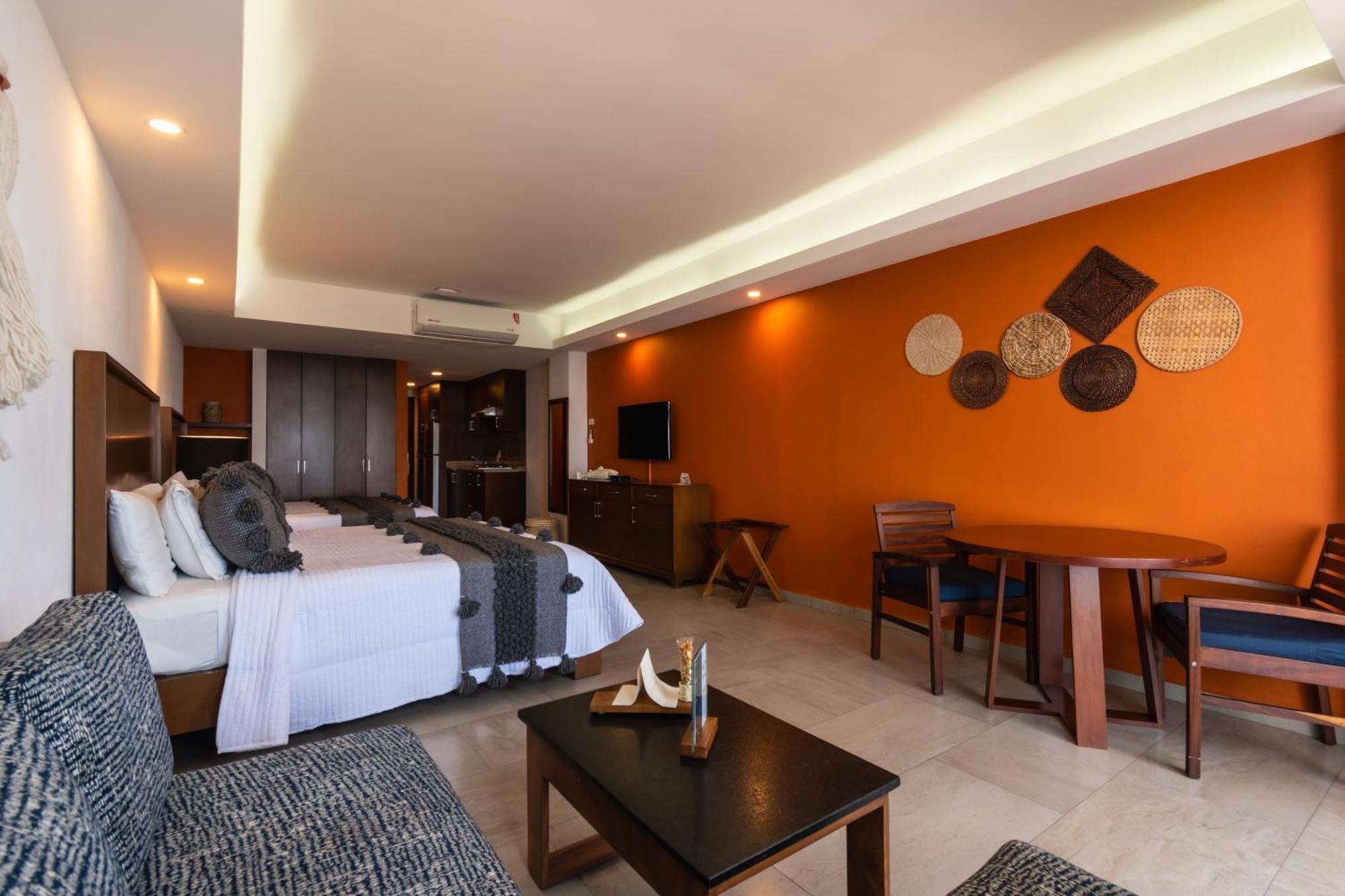 The Paramar Beachfront Boutique Hotel With Breakfast Included - Downtown Malecon Пуэрто-Вальярта Экстерьер фото