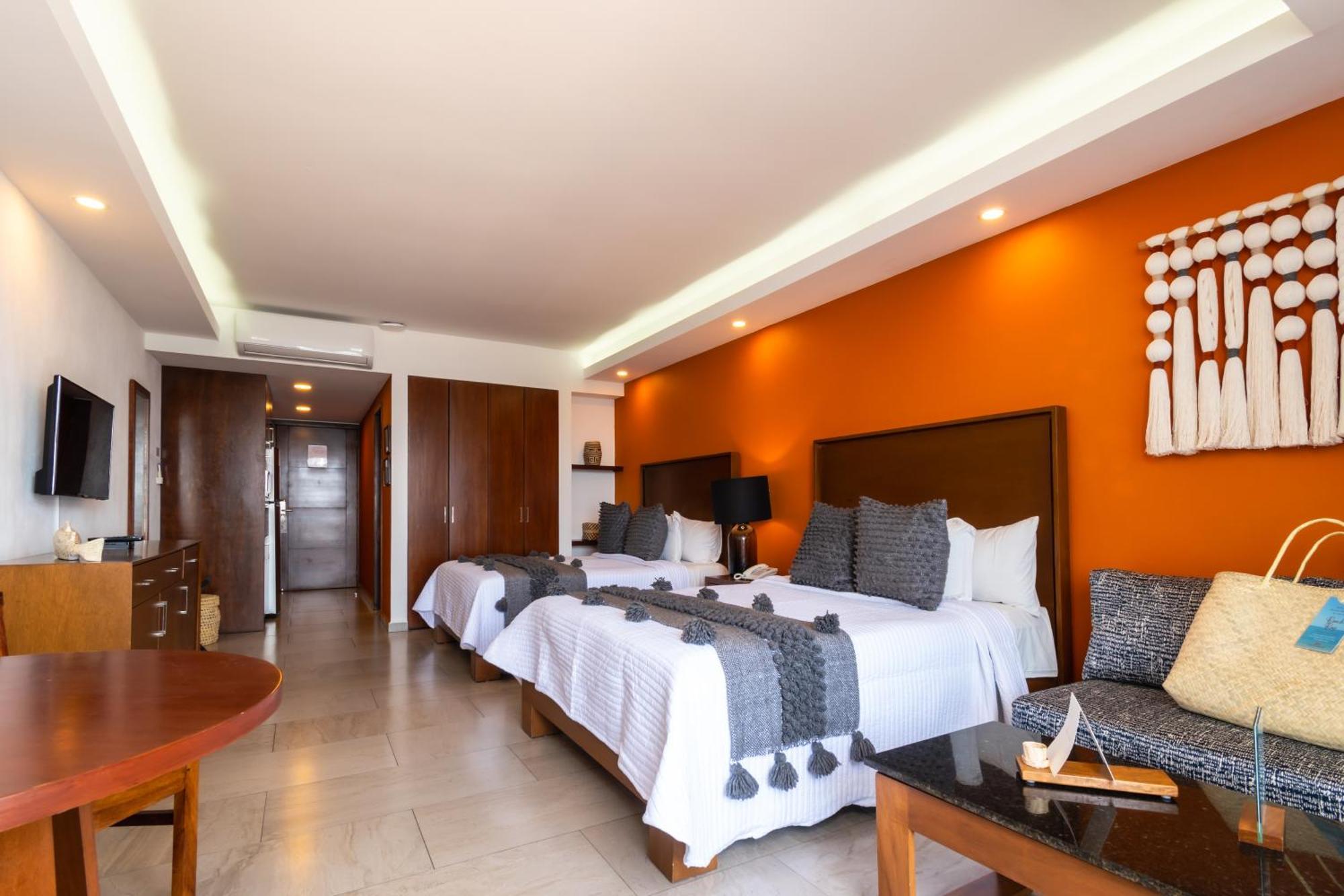 The Paramar Beachfront Boutique Hotel With Breakfast Included - Downtown Malecon Пуэрто-Вальярта Экстерьер фото