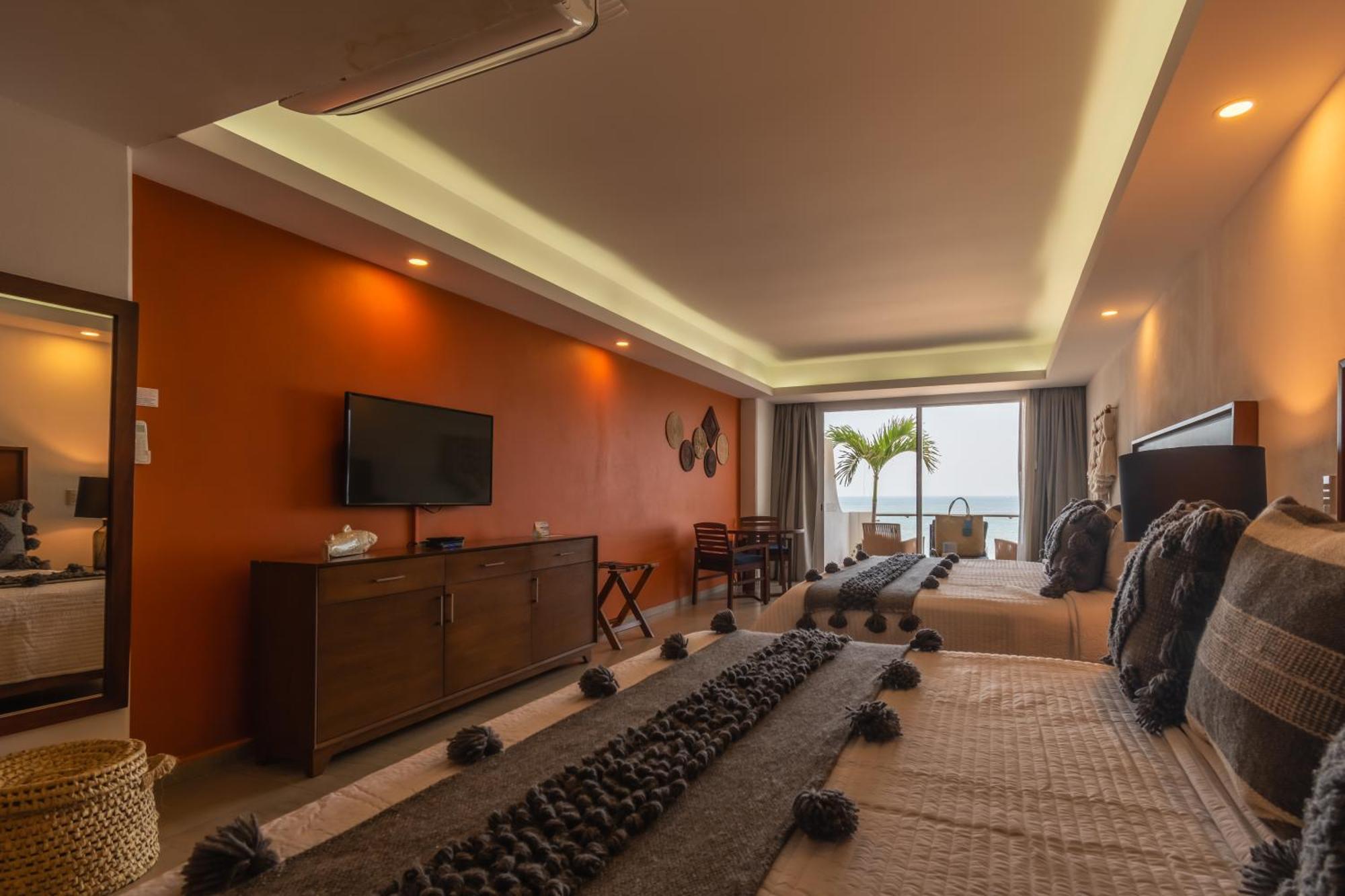 The Paramar Beachfront Boutique Hotel With Breakfast Included - Downtown Malecon Пуэрто-Вальярта Экстерьер фото