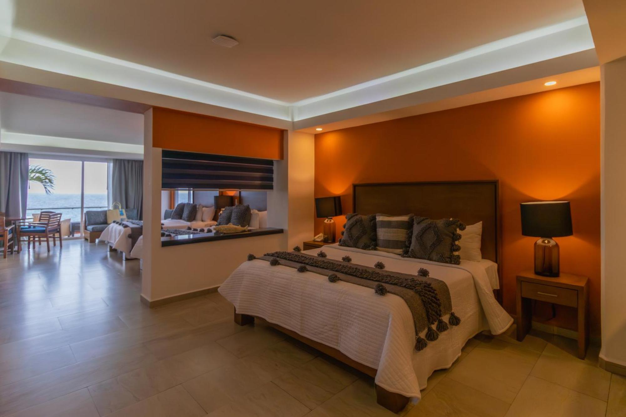 The Paramar Beachfront Boutique Hotel With Breakfast Included - Downtown Malecon Пуэрто-Вальярта Экстерьер фото