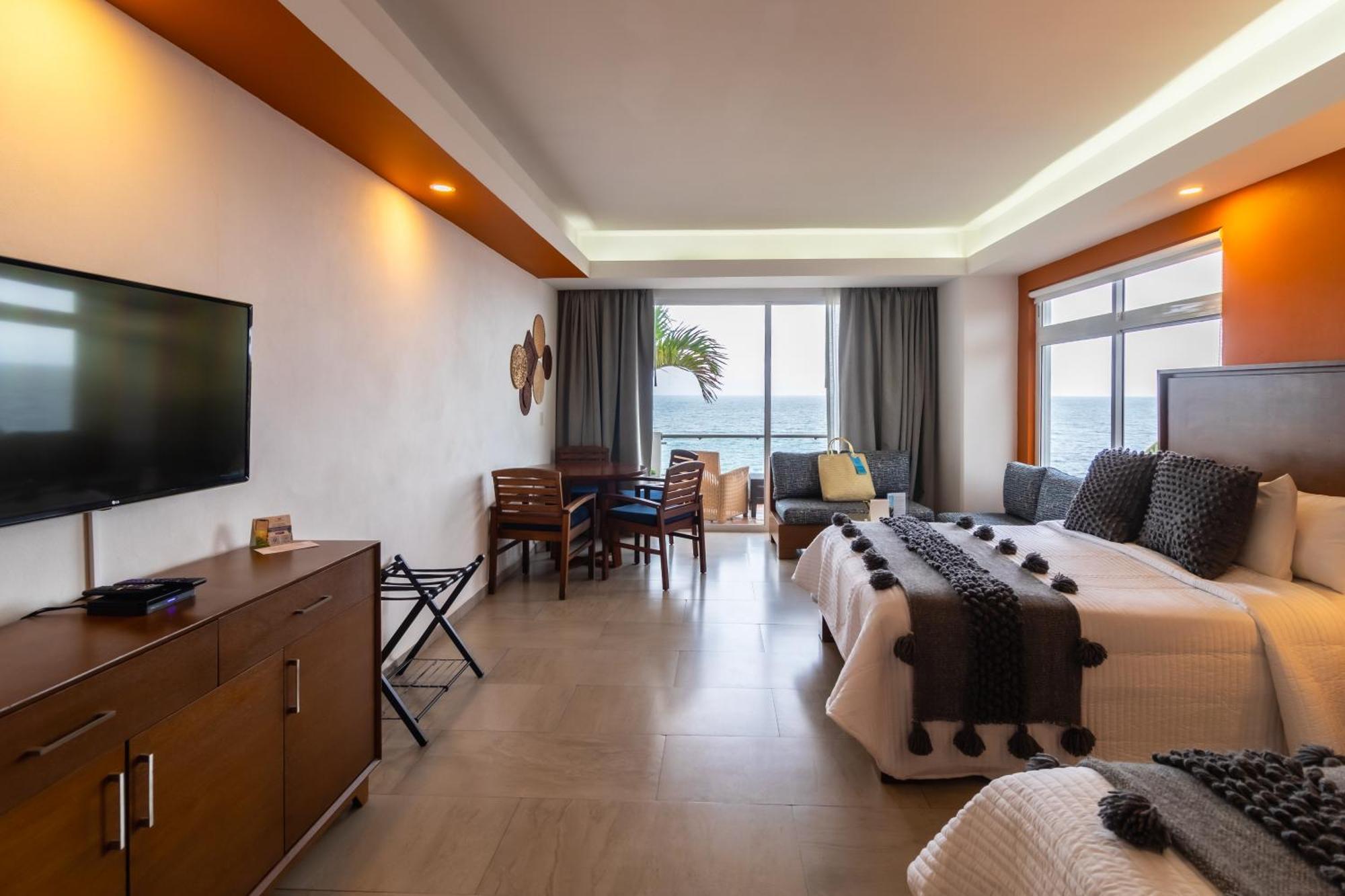 The Paramar Beachfront Boutique Hotel With Breakfast Included - Downtown Malecon Пуэрто-Вальярта Экстерьер фото